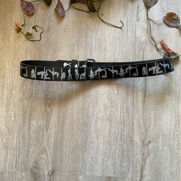 Vintage NO FEAR Black Silver Stripped Exotic Dancer Print Leather Belt  28/33” - Picture 4 of 7